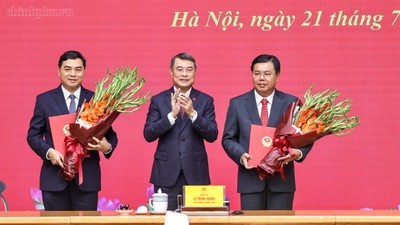 Thủ tướng Lê Minh Hưng tặng hoa chúc mừng Quyền Bộ trưởng Bộ Nội vụ Nguyễn Tiến Hải và Thứ trưởng Thường trực Bộ Dân tộc và Tôn giáo Nguyễn Hoài Anh - Ảnh: VGP