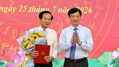 Trưởng Ban Tổ chức Trung ương Nguyễn Duy Ngọc trao quyết định cho ông Đỗ Thanh Bình. Ảnh: Phạm Trung