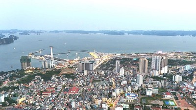 Quảng Ninh đang tập trung đẩy nhanh tiến độ thực hiện các dự án, trong đó ưu tiên tháo gỡ những điểm nghẽn về thủ tục đầu tư, công tác bồi thường. Ảnh Tiến Dũng