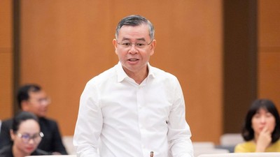 Bộ trưởng Bộ Tài chính Ngô Văn Tuấn trình bày tờ trình. 
