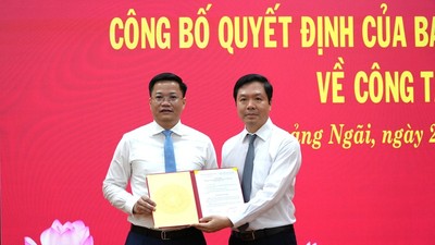 Phó Trưởng Ban Tổ chức Trung ương Trịnh Mạnh Linh (phải) trao quyết định của Ban Bí thư cho ông Nguyễn Đức Tâm. 