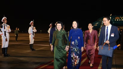 Phó Chủ tịch Quốc hội Nguyễn Thị Thanh ra đón Chủ tịch Quốc hội Samdech Khuon Sudary tại sân bay Nội Bài tối 27/7/2026. Ảnh: TTXVN.