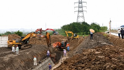 Các nhà thầu huy động tối đa nhân lực, máy móc, tổ chức thi công 3 ca 4 kíp trên công trường dự án chống ngập khẩn cấp, góp phần rút ngắn thời gian thực hiện từ gần 2 năm xuống còn khoảng 5 tháng.