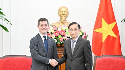 Uỷ viên Bộ Chính trị, Bộ trưởng Bộ Ngoại giao Lê Hoài Trung (phải) tiếp Thứ trưởng Ngoại giao Panama trước phiên tham khảo chính trị. Ảnh: Nguyễn Hồng.