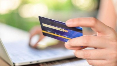 Lơ là khi quẹt thẻ để thanh toán có thể khiến khách hàng bị đánh tráo chip trên thẻ