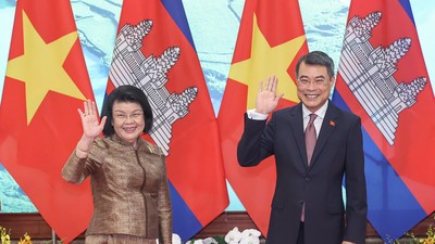 Thủ tướng Chính phủ Lê Minh Hưng nhiệt liệt chào mừng Chủ tịch Quốc hội Khuon Sudary. Ảnh: Đức Thanh.