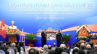 Tổng Bí thư, Chủ tịch nước Tô Lâm tặng quà Bộ Ngoại giao. Ảnh: Đức Thanh