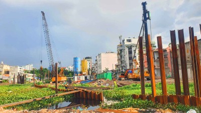 Dự án cải tạo rạch Xuyên Tâm có tổng mức đầu tư hơn 17.200 tỷ đồng cũng đang được triển khai đồng loạt. Ảnh: Lê Toàn. 