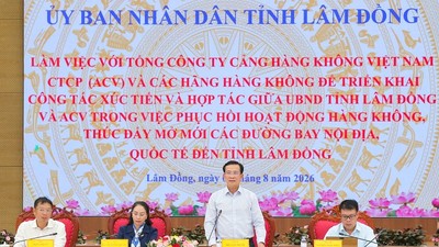 Chủ tịch UBND tỉnh Lâm Đồng Hồ Văn Mười (đứng) làm việc với Tổng công ty Cảng hàng không Việt Nam (ACV) và các hãng hàng không. Ảnh: Hạ Chúc 