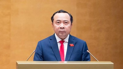 Bộ trưởng Khoa học và Công nghệ Vũ Hải Quân trình bày tờ trình. 