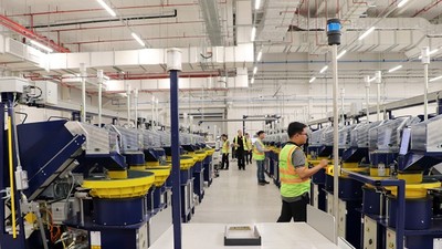 Công nhân vận hành dây chuyền sản xuất tại nhà máy của Tập đoàn Lego ở TP.HCM. Ảnh: L.M