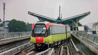 Đoạn trên cao đang khai thác gồm 8 ga: Nhổn, Minh Khai, Phú Diễn, Cầu Diễn, Lê Đức Thọ, Đại học Quốc gia, Chùa Hà và Cầu Giấy.