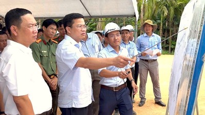 Đoàn công tác UBND tỉnh Quảng Ngãi kiểm tra Dự án Đường nối từ cầu Thạch Bích - Tịnh Phong vào chiều ngày 8/8.