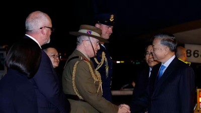 Quan chức Australia đón Tổng Bí thư, Chủ tịch nước Tô Lâm tại sân bay quốc tế Sydney Kingsford Smith. (Ảnh: Thống Nhất/TTXVN)