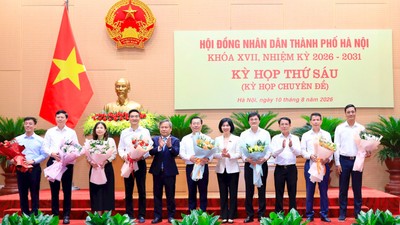 Lãnh đạo TP. Hà Nội tặng hoa các đồng chí trong danh sách miễn nhiệm Ủy viên UBND TP. Hà Nội. Ảnh: Thành Thái.