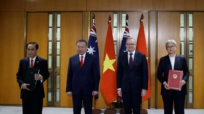 Tổng Bí thư, Chủ tịch nước Tô Lâm và Thủ tướng Australia Anthony Albanese chứng kiến trao văn kiện hợp tác giữa hai nước. (Ảnh: Thống Nhất/TTXVN)