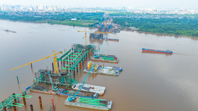 Toàn cảnh công trường Cầu Trần Hưng Đạo, nhiều mũi thi công đang được triển khai đồng loạt trên bờ và giữa sông Hồng.