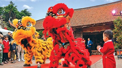 Du khách hào hứng hòa mình vào không khí lễ hội tại làng cổ Đường Lâm (Ảnh: Linh Nguyễn)