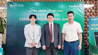 Tổng giám đốc NHSV - ông Moon Sung Geun cùng đối tác