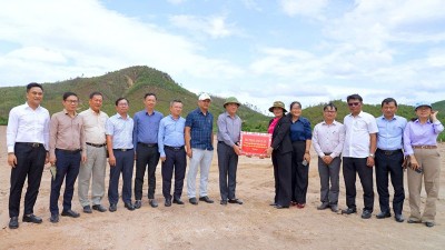 Ông Phạm Anh Tuấn, Chủ tịch UBND tỉnh Gia Lai (thứ 8, từ trái sang) kiểm tra Dự án Nhà máy sản xuất viên nén chất đốt và pallet vào ngày 8/8/2026. Ảnh: Hòa Ngô. 