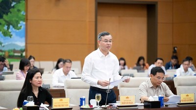 Bộ trưởng Bộ Tài chính Ngô Văn Tuấn trình bày tờ trình - Ảnh: QH.