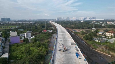 Thi công đường Vành đai 3, TP.HCM đoạn đi trên cao qua khu vực Thủ Đức - Ảnh: Lê Toàn