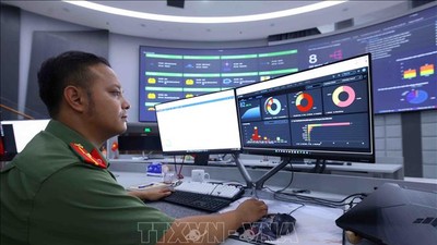 Cán bộ, chiến sĩ Cục An ninh mạng và phòng, chống tội phạm sử dụng công nghệ cao theo dõi biểu đồ xu hướng mã độc, đánh giá trực tiếp các nguy cơ trên không gian ảo (Ảnh: TTXVN)