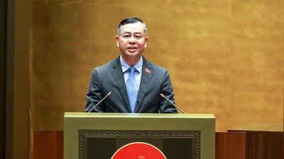 Bộ trưởng Bộ Tài chính Ngô Văn Tuấn báo cáo tiếp thu, giải trình trước khi Quốc hội bấm nút - Ảnh: Đức Thanh.