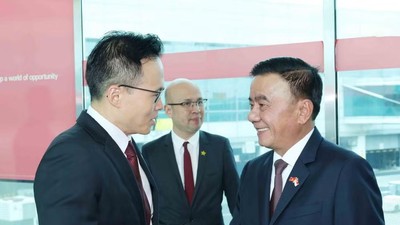 Thường trực Ban Bí thư Trần Cẩm Tú tới Sân bay Changi, bắt đầu chuyến thăm chính thức Cộng hòa Singapore. (Ảnh: Phương Hoa/TTXVN)