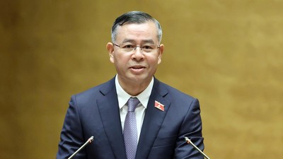 Bộ trưởng Bộ Tài chính Ngô Văn Tuấn trình bày báo cáo giải trình, tiếp thu, chỉnh lý Dự thảo Nghị quyết (Ảnh: Đức Thanh) 