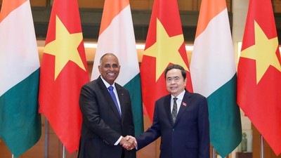 Chủ tịch Quốc hội Trần Thanh Mẫn và Chủ tịch Quốc hội nước Cộng hòa Bờ Biển Ngà Patrick Achi.