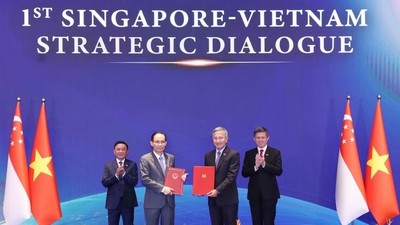 Ủy viên Bộ Chính trị, Bộ trưởng Bộ Ngoại giao Lê Hoài Trung và Bộ trưởng Ngoại giao Singapore Vivian Balakrishnan trao Tuyên bố chung về Chiến lược Kết nối Công nghệ Việt Nam - Singapore - Ảnh: TTXVN
