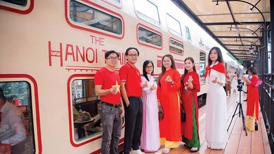 Sắc đỏ của cờ Tổ quốc và trang phục mang biểu tượng Việt Nam tạo điểm nhấn cho hành trình trải nghiệm trên Tàu Hà Nội 5 Cửa Ô dịp Quốc khánh (Ảnh: BHL)