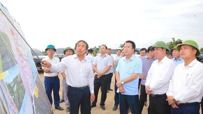 Chủ tịch UBND tỉnh Nguyễn Thanh Bình cùng Đoàn kiểm tra dự án Xây dựng tuyến đường kết nối liên vùng giữa Nam đồng bằng sông Hồng với vùng núi Tây Bắc và vùng duyên hải Bắc Trung Bộ (nguồn ảnh: Báo Ninh Bình)