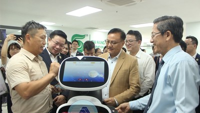 Đoàn công tác Cộng hòa Dân chủ Nhân dân Lào tìm hiểu về chuyển đổi số, vi mạch bán dẫn và trí tuệ nhân tạo tại thành phố Đà Nẵng. Ảnh: Mai Chi 