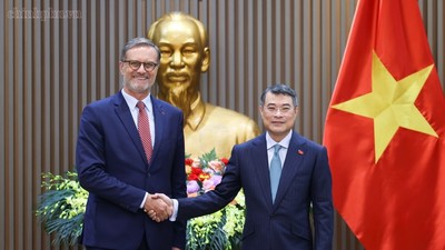 Thủ tướng Chính phủ Lê Minh Hưng tiếp Đại sứ Cộng hòa Pháp tại Việt Nam Olivier Brochet. Ảnh: chinhphu.vn/Nhật Bắc
