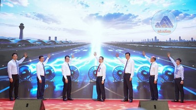 Các đại biểu thực hiện nghi thức khởi động các dự án mở rộng, cải tạo Cảng hàng không quốc tế Đà Nẵng. Ảnh: Văn Toàn