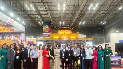 Ông Trần Trung Hiếu (thứ 8 từ phải sang) và các đơn vị tham gia Khu gian hàng TP. Hà Nội.
