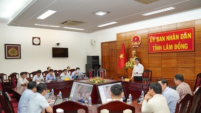 Phó chủ tịch UBND tỉnh Lâm Đồng Nguyễn Hồng Hải (đứng giữa) đôn đốc tiến độ lập Quy hoạch chung đô thị liên phường khu vực Phan Thiết. Ảnh: Hữu Tri