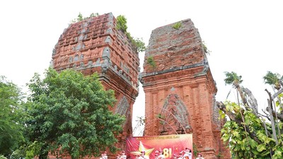 Chương trình nghệ thuật “Giai điệu tự hào” được tổ chức tại Di tích Tháp Đôi.