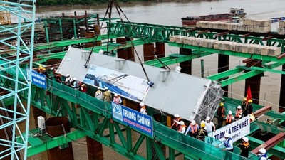 Nhà thầu Trung Chính tổ chức lắp dựng những đốt dầm dọc chủ đầu tiên tại nhịp cầu nối hai trụ TC3 - TC4, đánh dấu việc cầu Trần Hưng Đạo bước vào giai đoạn thi công kết cấu phần trên.
