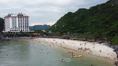 Du khách trải nghiệm tại Cát Bà trong kỳ nghỉ lễ. Ảnh: Nguyễn Hoàn