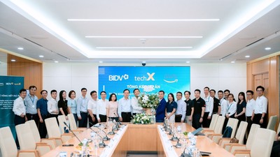Đại diện BIDV, TechX và AWS tại lễ tổng kết Dự án