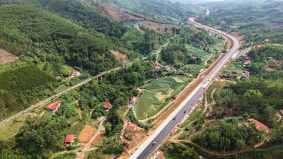Một đoạn công trường cao tốc Đồng Đăng - Trà Lĩnh. 