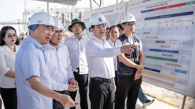 Bí thư Tỉnh ủy Lê Quang Tùng (đứng thứ 2 từ phải qua) cùng đoàn công tác nghe báo cáo tiến độ dự án đầu tư mở rộng Cảng hàng không quốc tế Phú Quốc. Ảnh: TDC