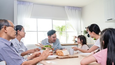 Nhiều người Việt hướng đến tuổi hưu trí độc lập và tự chủ hơn, thay vì phụ thuộc vào con cái như trước đây. Ảnh Hằng Hà.