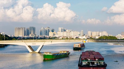 Chính sách nhằm khuyến khích đầu tư hạ tầng đường thủy, phát triển vận tải hàng hóa bằng đường thủy và thúc đẩy hàng trung chuyển quốc tế. Ảnh: Lê Toàn.