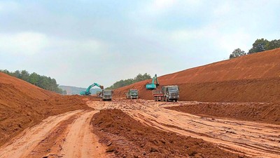 Thi công cao tốc Quy Nhơn - Pleiku (Ảnh: Vĩnh Yên). 