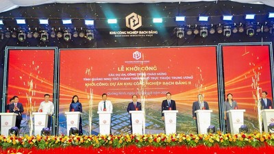 Cùng với hoàn thiện thủ tục đầu tư và chuẩn bị quỹ đất sạch, TP. Quảng Ninh đang tiếp tục đầu tư hạ tầng khu công nghiệp, khu kinh tế. Ảnh T.T