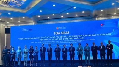 Thứ trưởng Bộ Tài chính Cao Anh Tuấn (đứng giữa) cùng chụp ảnh với các diễn giả tham dự Tọa đàm